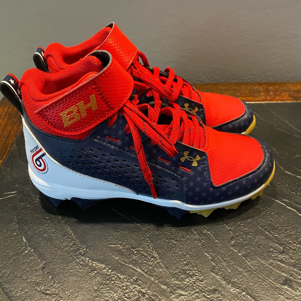 Kids!  Under Armour Harper baseball cleats, youth size 2.5 - like new!!